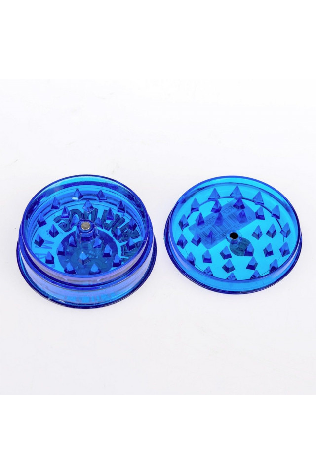 Vue sur les dents de requins qui découpent l'herbe du broyeur cannabis The Bulldog